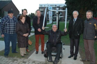 groep mensen rond fitness toestel buiten
